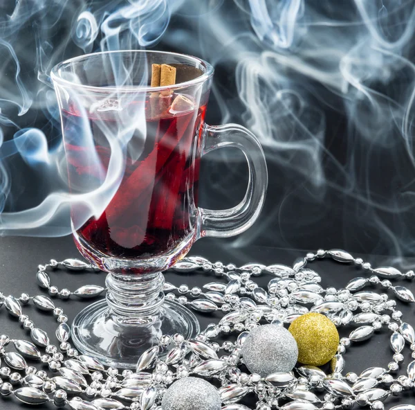 Svařené víno, kouř a vánoční dekorace — Stock fotografie