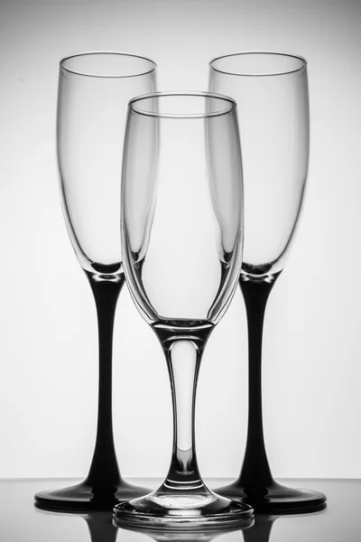 Силуэт бокалы шампанского черно-белые — стоковое фото