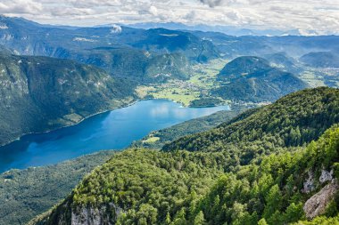 Güzel göl Bohinj Triglav Ulusal Parkı dağları ile çevrili. Vogel teleferik üst İstasyonu, Slovenya görüntülemek
