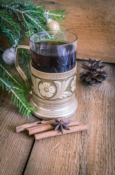 Vánoční a novoroční výzdoba, čaj ve skle s dráha — Stock fotografie