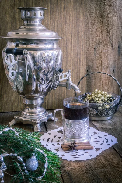 Tè in vetro con sottofondo in legno e samovar russo. Home decorazione natalizia — Foto Stock