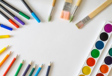 Yuvarlak kare, yapılan yağlı boya fırçaları, keçeli kalem, suluboya boya, kalem beyaz arka plan üzerinde renkli