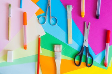 Küme farklı renkler keçeli kalem, kurşun kalem, fırça ve renkli kağıt