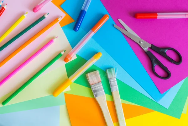 Conjunto de diferentes cores canetas de feltro, lápis, pincéis e papel colorido — Fotografia de Stock