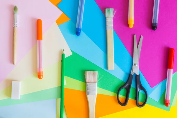 Conjunto de diferentes cores canetas de feltro, lápis, pincéis e papel colorido — Fotografia de Stock