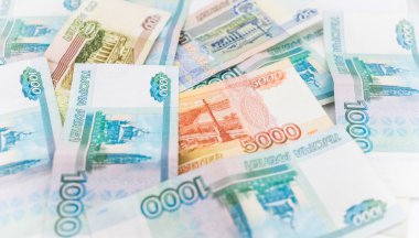 Rus parası arka plan. Farklı mezheplerin Rublesi banknotlar
