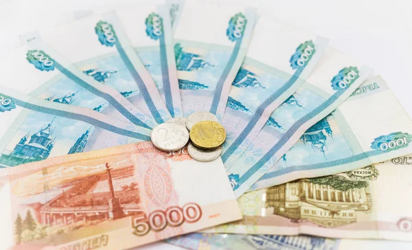Российские деньги. Банкноты и монеты разных номиналов — стоковое фото