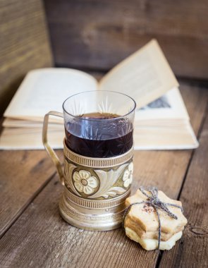 Kitap, kurabiye ve çay ahşap arka plan altlığı