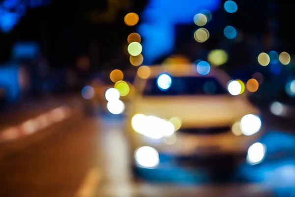 Bulanık gece araba ve ışıklar bokeh ile sokak