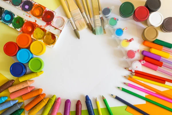 Papel colorido, canetas de feltro, lápis, pincéis e armação de guache — Fotografia de Stock