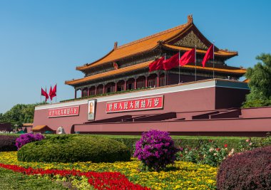 Beijing, Çin - 26 Eylül 2012: Tiananmen Meydanı, göksel barış Sarayı Müzesi Gugun kapısı. Çince metin uzunluğundaki Çin Halk Cumhuriyeti yaşıyoruz. Dünya halklarının dayanışma çok yaşa