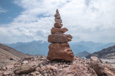 Gürcistan dağlarda taş cairn