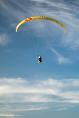 Mavi gökyüzündeki paraglider