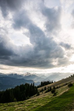 Dağlarda Karpatian günbatımı