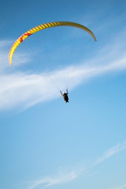 Gökyüzündeki paraglider