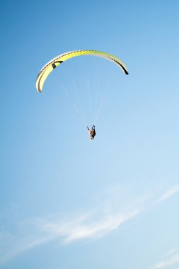 Gökyüzündeki paraglider
