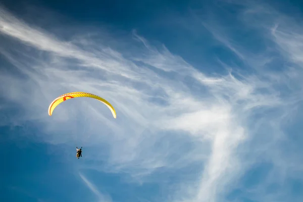 Paraglider in the blue sky — Stock Photo, Image