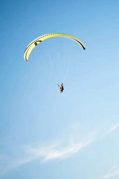 Paraglider in the sky — Stock Photo, Image