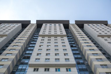 Aşağıdan bir gökdelen inşaatı