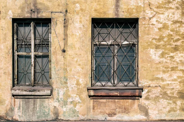 Vecchie finestre danneggiate — Foto Stock