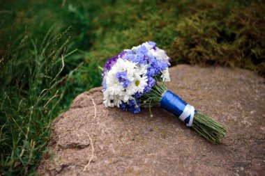 Bir buket çiçek bir taşa yaz aylarında aittir.