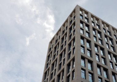 Alt görünümü arka plan mavi gökyüzü üzerinde gökdelen üzerinde