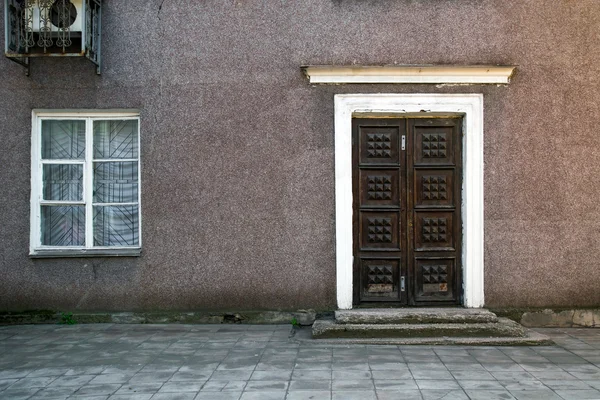 Vecchia casa, muro con grunge vecchia porta, texture — Foto Stock