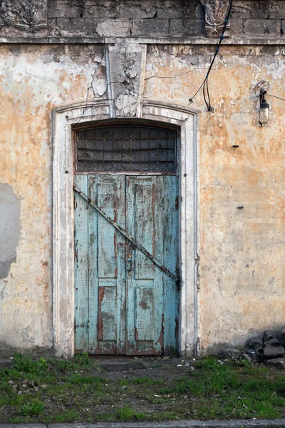 Vecchia casa, parete con grunge vecchia porta blu, texture — Foto Stock