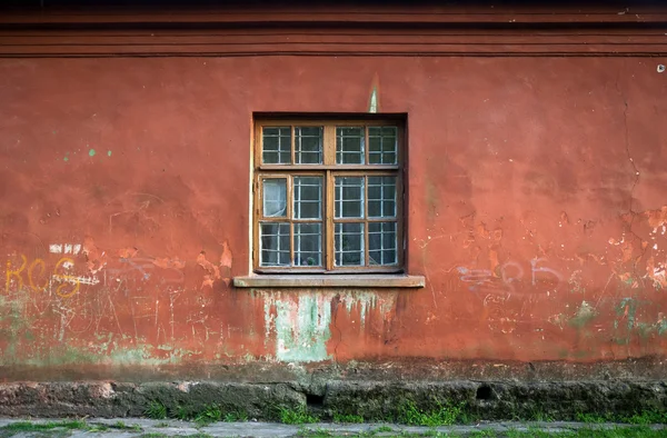 Vecchie finestre danneggiate, finestre grunge, texture muro rosso — Foto Stock