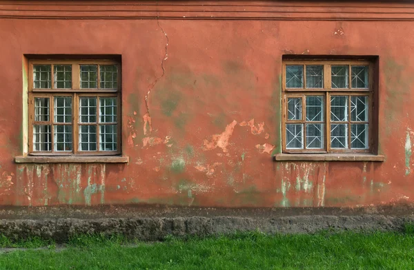Vecchie finestre danneggiate, finestre grunge, texture muro rosso — Foto Stock