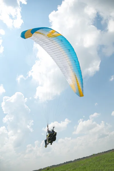 Paraglider in the blue sky, big blue clouds — Stock Photo, Image