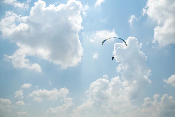 Paraglider in the blue sky, big blue clouds — Stock Photo, Image