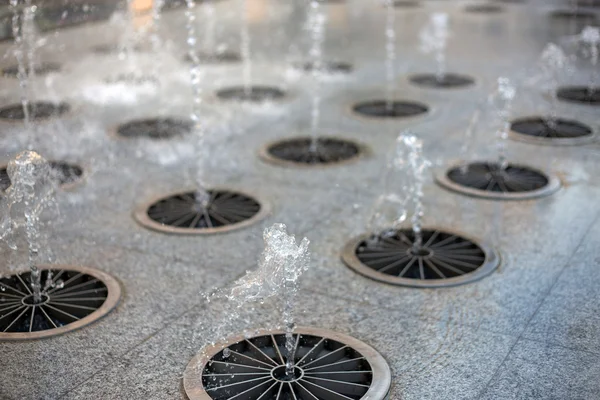 Des éclaboussures d'eau d'une fontaine en été dans la ville — Photo