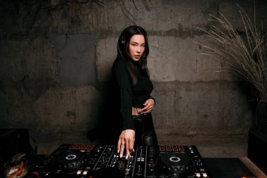 Kız DJ bir gece kulübünde müzik çalıyor. Kulüp eğlencesi, DJ konsolu