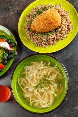 Çeşitli yemekler arasında Ukrayna çorbası, doğranmış lahana, pişmiş tahıl, altın kroket ve çeşitli sebzelerle servis edilen taze salata ve canlı tabaklar yer alıyor..