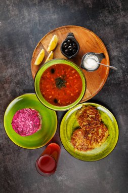 Ukrayna ve Japon mutfağından yemekler renkli kâselerde düzenlenir. Çorba, salata, krep, zeytin ve içecekler ahşap ve canlı tabaklarda servis edilir..