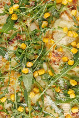 Masada Ukrayna ve Japon mutfağından çeşitli yiyecekler sergileniyor, mısır ve sebzeler gibi taze malzemeler düzgünce sıralanmış. Her yemek farklı tatları yansıtır..