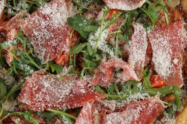 Çeşitli yemek yemekleri, dünyanın dört bir yanındaki farklı kültürlerden gelen et, sebze ve otların yer aldığı bir dizi taze malzeme sergiliyor..