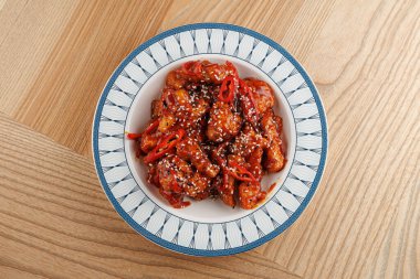 Çeşitli yemekler, Ukrayna mutfağından Japon mutfağına kadar olan mutfak geleneklerini temsil eden bir dizi renk ve malzeme sergiliyor. Her tabak eşsiz tatları ve sunumu vurgular.