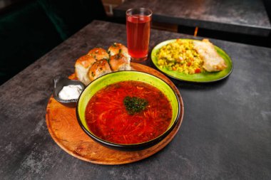 Bir masada bol bol çorba, dolma ekmek, kızarmış pirinç ve ferahlatıcı bir içecek bulunur. Yiyeceklerin canlı renkleri lokantalar için davetkar bir atmosfer yaratıyor..