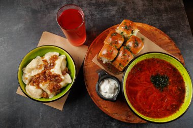 Ukrayna mutfağı tabakları ahşap bir masada düzenlenir. Borş, sebzeli bir kasede, soğanlı ve soslu hamur tatlısı ve bir içecekle birlikte taze ekmek ile servis edilir..