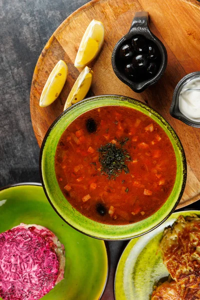 Canlı bir yemek sergisi Ukrayna ve Japon mutfağından lezzetli yemekler sergiliyor. Masada çorba, suşi ve tadını çıkarmaya hazır taze malzemeler yer alıyor..