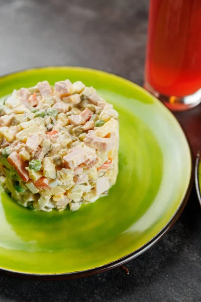 Farklı mutfaklardan tabaklar bir yemek masasında düzenlenir. Renkli bir salata ve bir içecek sunulur. Ayar gündelik ve davetkar, paylaşmak için mükemmel..