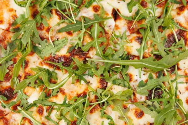 Farklı mutfaklardan çeşitli tabaklar sergilenmektedir. Arugula gibi malzemeler yemekleri süsler, birçok kültürden gelen tazeliği ve hazırlık stilini ön plana çıkarır..