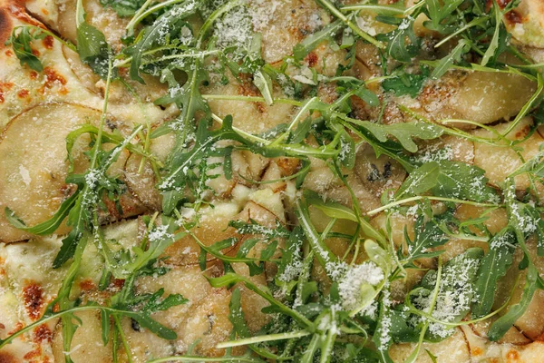 Düz ekmek, peynir katmanları ve dilimlenmiş elma ve roka da dahil olmak üzere taze malzemeler içerir ve müşterilerle dolu canlı bir lokantada servis edilen canlı bir yemek tabağı yaratır..