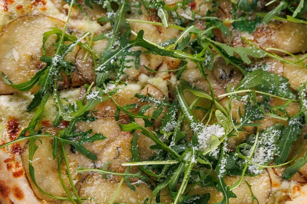 Sıcak kafe, üzerinde dilimlenmiş patates, taze roka ve rendelenmiş peynir ile birlikte yassı ekmek servis ediyor. Bu yemeğin tadını çıkarmak öğle yemeğine sıcaklık ve tat getirir..