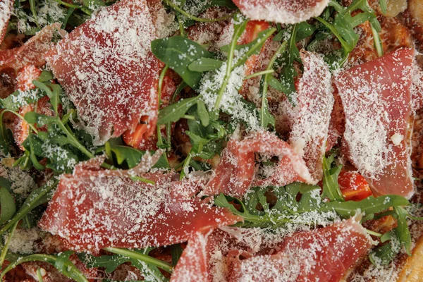 Çeşitli yemek yemekleri, dünyanın dört bir yanındaki farklı kültürlerden gelen et, sebze ve otların yer aldığı bir dizi taze malzeme sergiliyor..