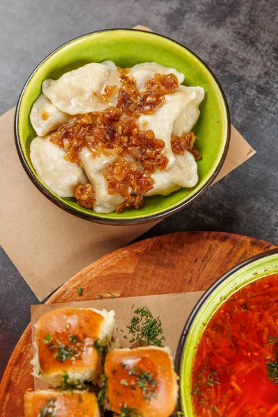 Lokantalar, üzerinde karamelli soğan ve yanında da bir kase ekmek ve çorba bulunan geleneksel Ukrayna yemeklerinin tadını çıkarıyor. Kafenin sıcak bir atmosferi var..