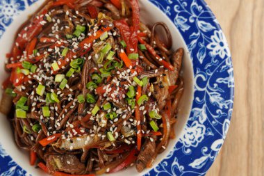 Ukrayna ve Japon mutfağından çeşitli tatlar sunan çeşitli yemeklerin tadını çıkarın. Her kasede zengin bir yemek deneyimi için renkli sebzeler ve malzemeler var..