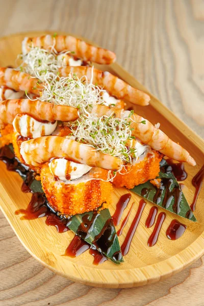 Karides suşi özellikleri pilavın üstünde karides pişirip lahana ve sosla süslenmiş. Bambu tabağında servis edilen bu yemek her yemek için mükemmeldir..